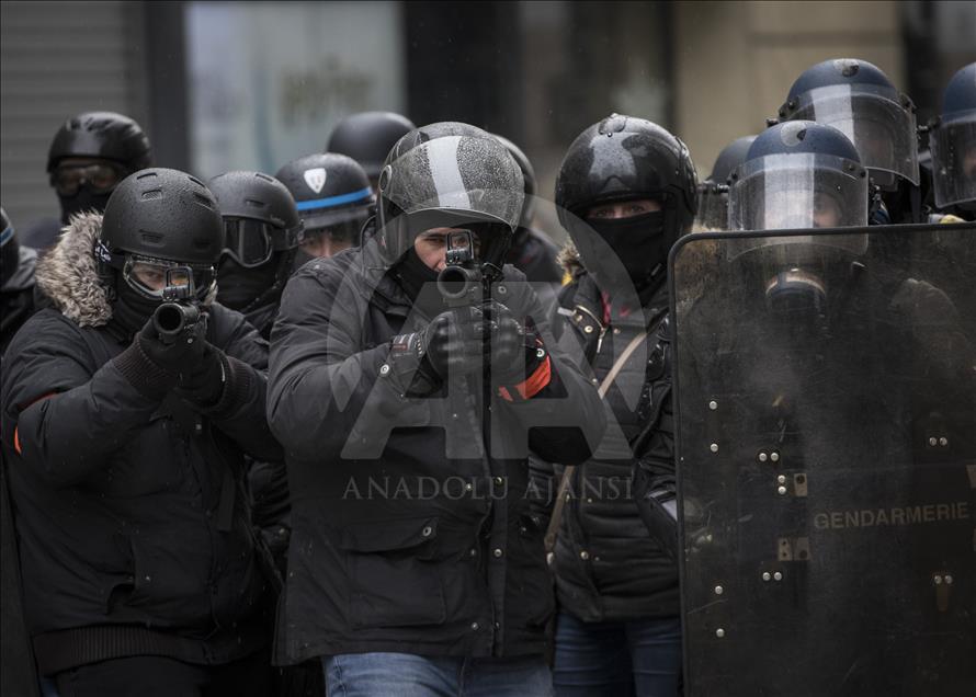 Paris'te 'sarı yeleklilere' polis müdahalesi