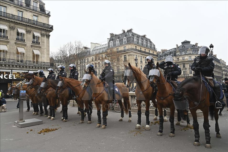 Paris'te 'Sarı Yelekliler'in gösterisi başladı