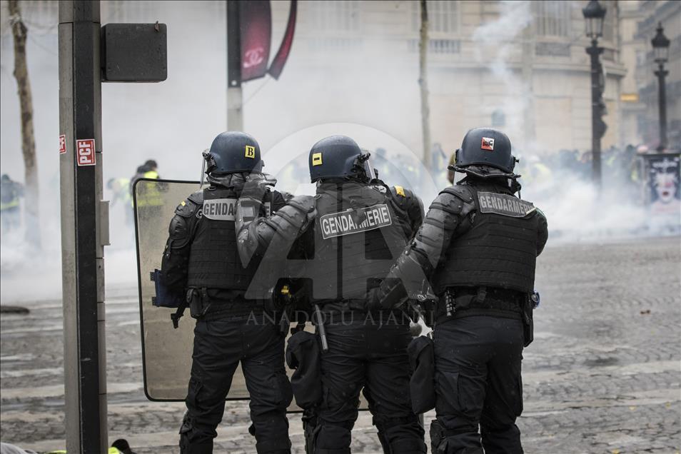 Paris'te 'sarı yeleklilere' polis müdahalesi