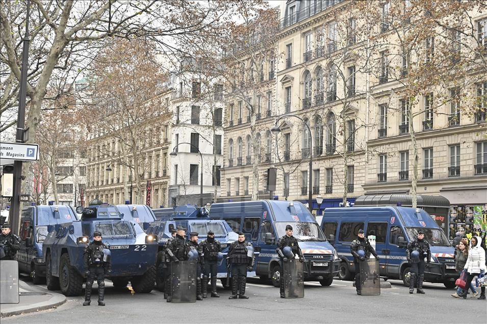 Полиция в Париже применила в ходе протестов слезоточивый газ
