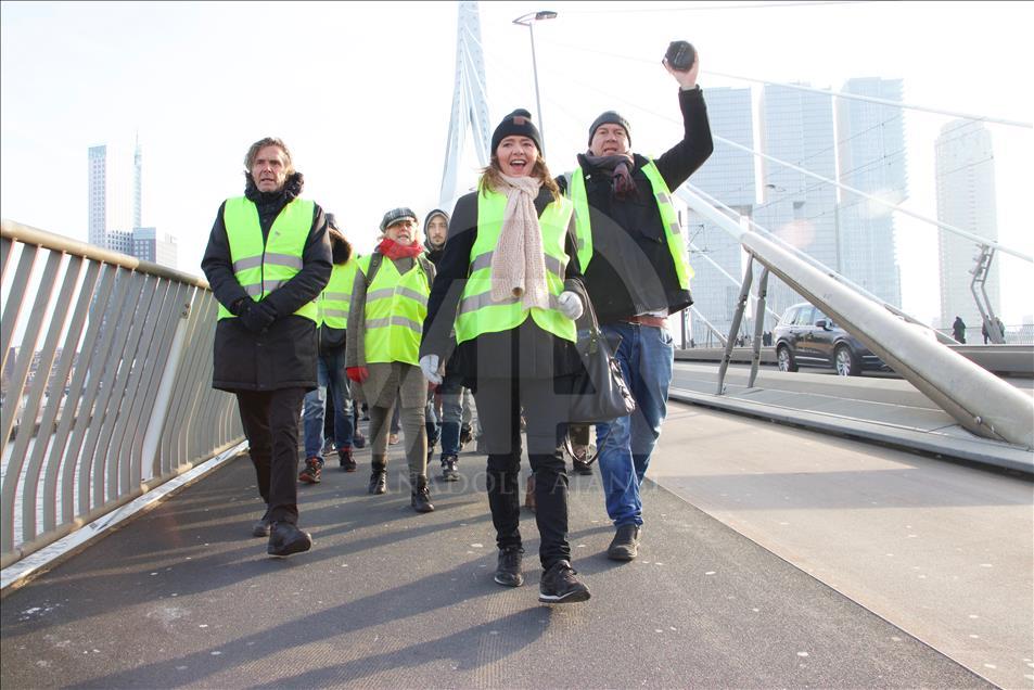 Hollanda'da sarı yeleklilerden protesto gösterisi