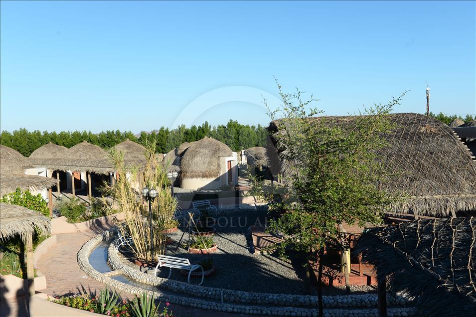 İran'da hurma yapraklarından inşa edilen otel turistlerin ilgi odağı