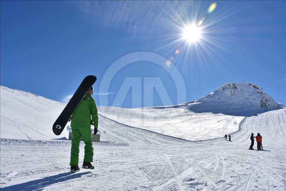 Hakkari'de kayak sezonu açıldı