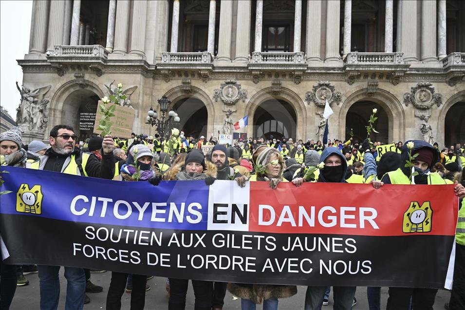 Paris'te 'Sarı Yelekliler'in gösterisi başladı