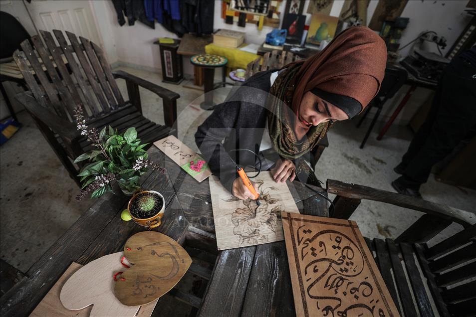 بأنامل "ولاء".. قطع الخشب تروي حكايات فلسطين