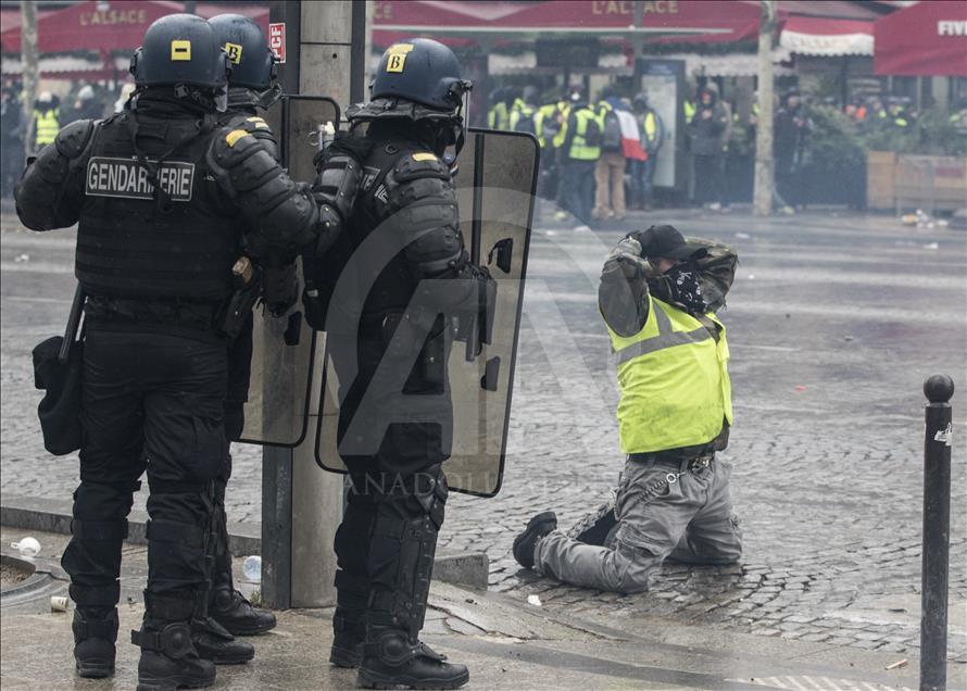 Paris'te 'sarı yeleklilere' polis müdahalesi