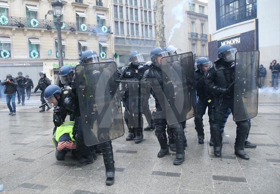 احتجاجات "السترات الصفراء".. ارتفاع عدد معتقلي باريس إلى 60
