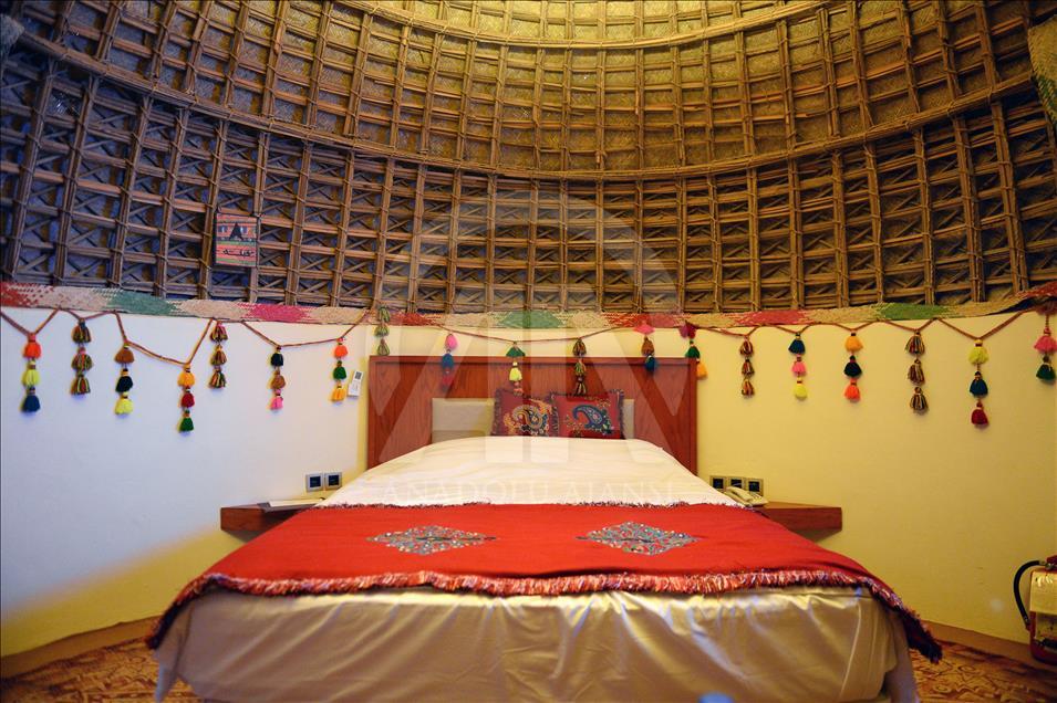 İran'da hurma yapraklarından inşa edilen otel turistlerin ilgi odağı