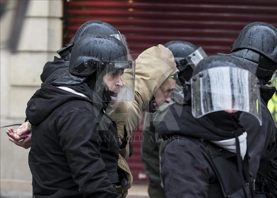 Paris'te 'sarı yeleklilere' polis müdahalesi