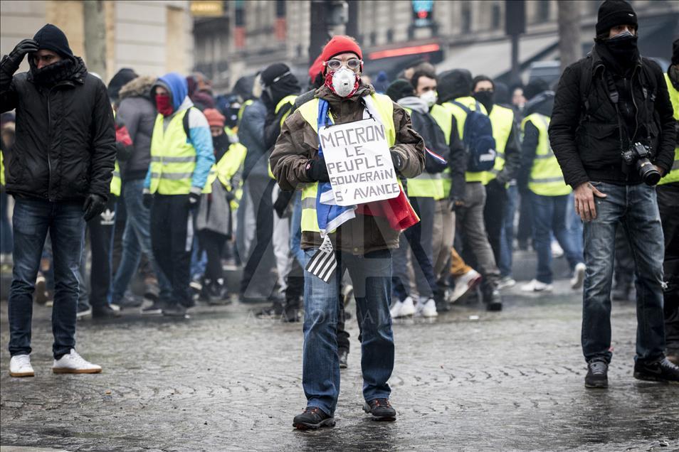 Paris'te 'sarı yeleklilere' polis müdahalesi