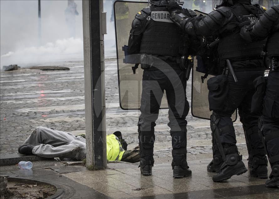 Paris'te 'sarı yeleklilere' polis müdahalesi