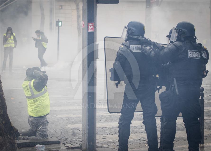 Paris'te 'sarı yeleklilere' polis müdahalesi