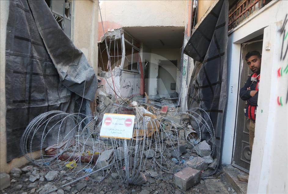 İsrail askerleri bir oğlu şehit 5'i hapishanede olan annenin evini yıktı