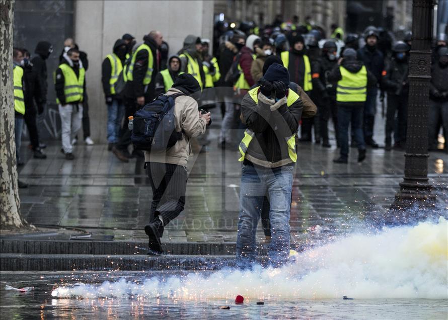 Paris'te 'sarı yeleklilere' polis müdahalesi