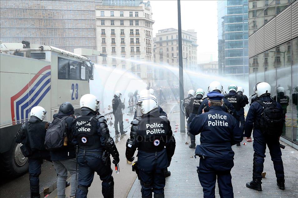 Belgian police use teargas on anti-migration protesters
