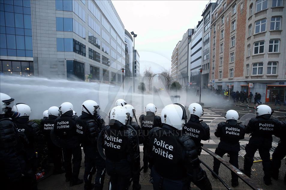 Brüksel'de 'göç sözleşmesi' protestolarına polis müdahalesi 