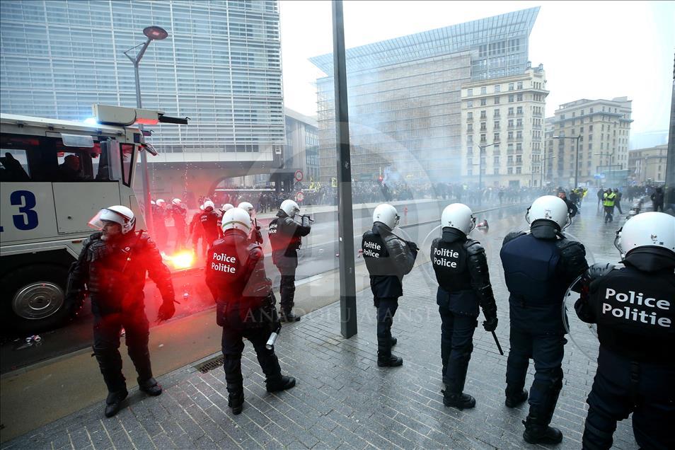 Belgian police use teargas on anti-migration protesters