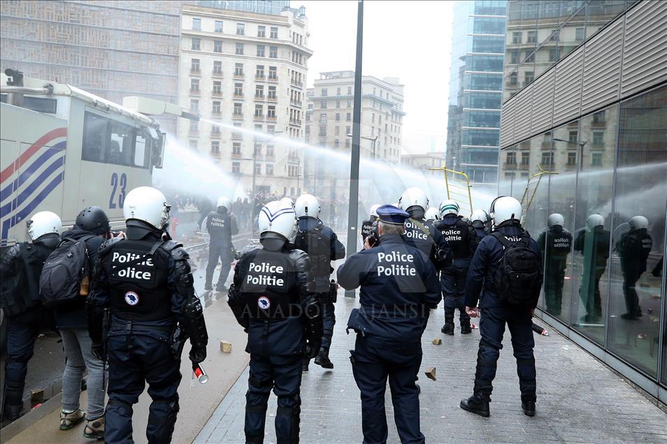 Belgian police use teargas on anti-migration protesters