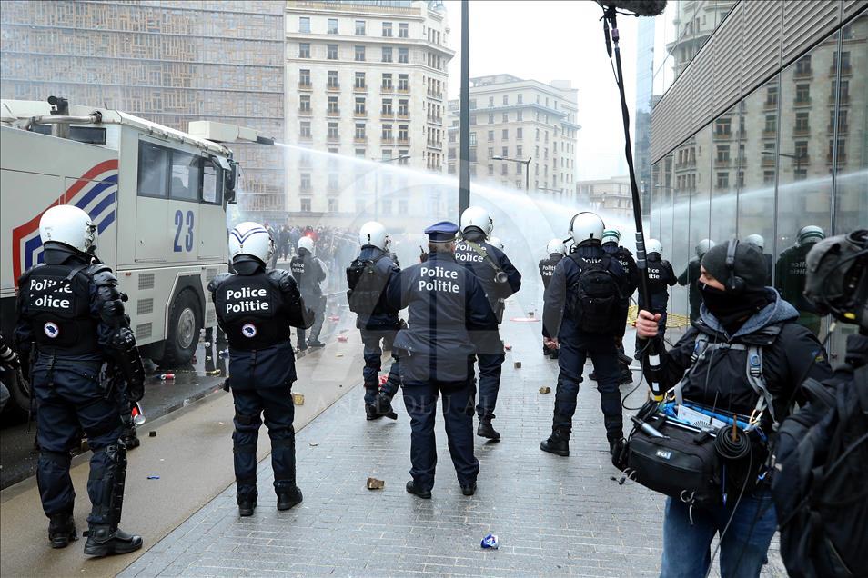 Belgian police use teargas on anti-migration protesters