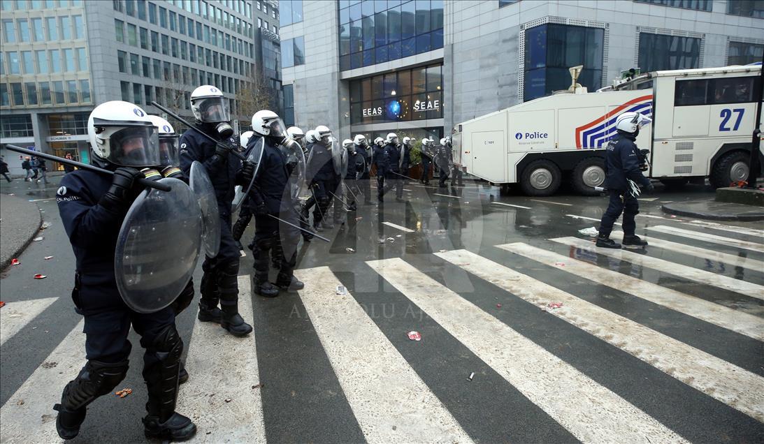 Belgian police use teargas on anti-migration protesters