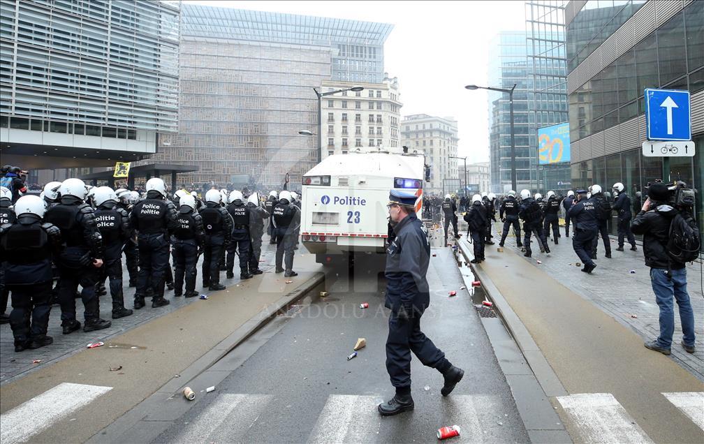 Belgian police use teargas on anti-migration protesters