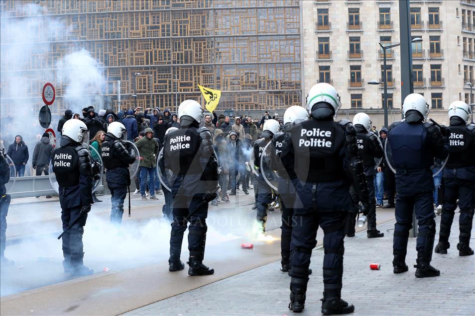 Belgian police use teargas on anti-migration protesters