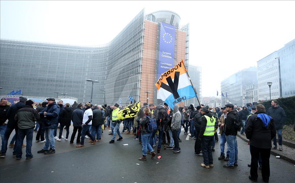 Belgian police use teargas on anti-migration protesters