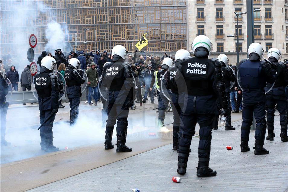 Belgian police use teargas on anti-migration protesters