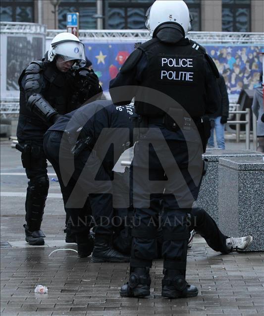 Belgian police use teargas on anti-migration protesters
