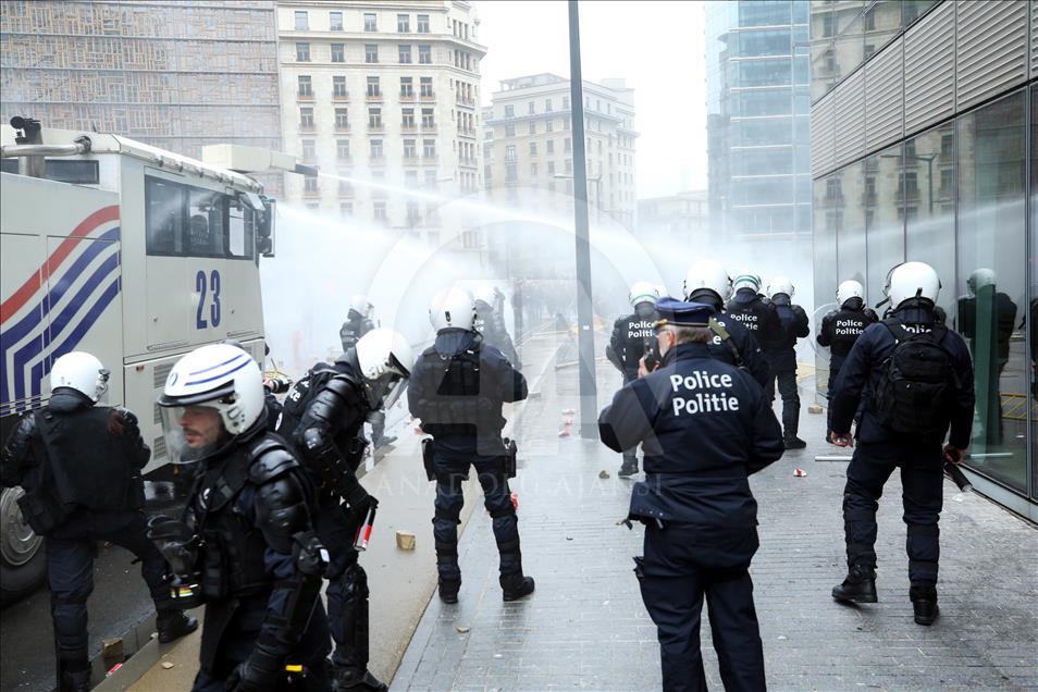 Belgian police use teargas on anti-migration protesters