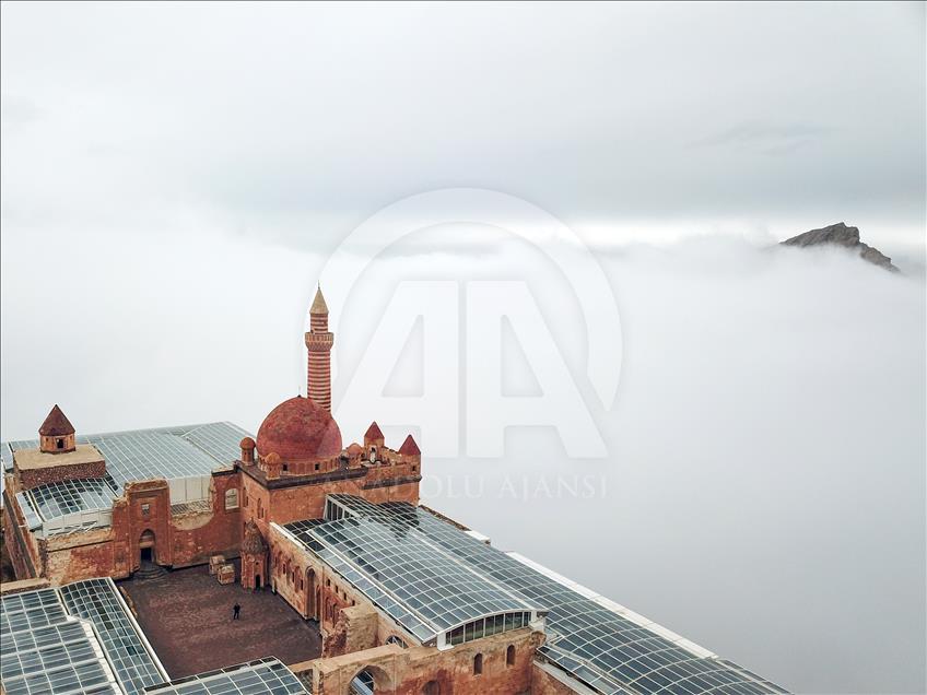 کاخ اسحاق پاشا در استان آغری در هاله‌ای از مه