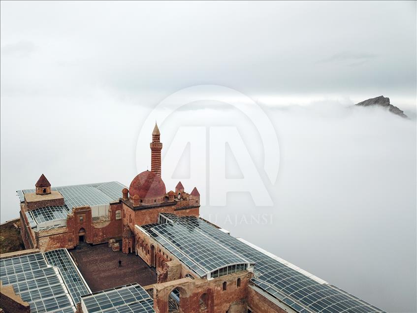 کاخ اسحاق پاشا در استان آغری در هاله‌ای از مه