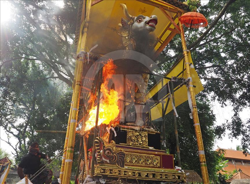 Ceremonia fúnebre del rey de Bali 