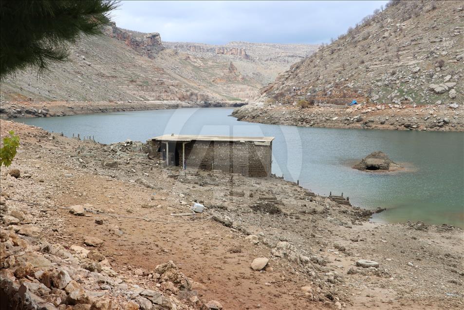 Yıllar önce sular altında kalan köyleri ortaya çıktı