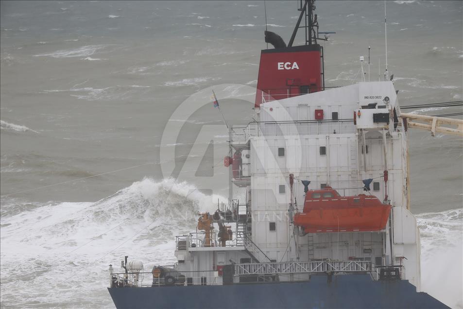 Turkey: Cargo ship runs aground in stormy Black Sea