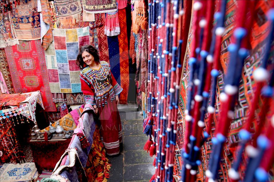 Authentic carpet shop grabs tourists in central Turkey