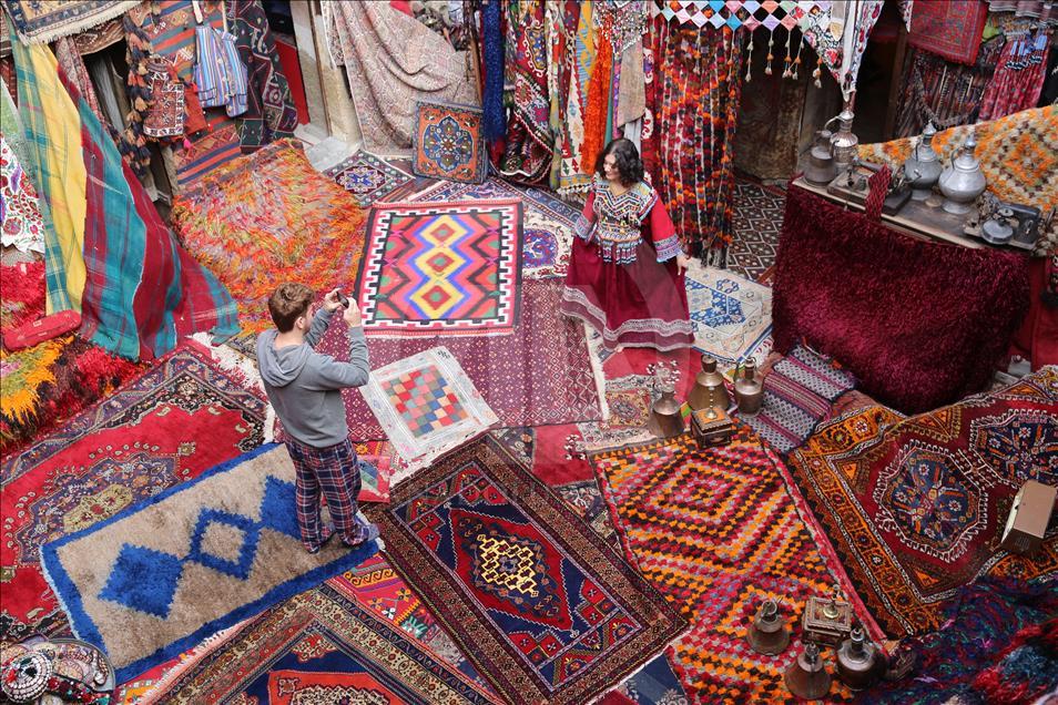 Authentic carpet shop grabs tourists in central Turkey