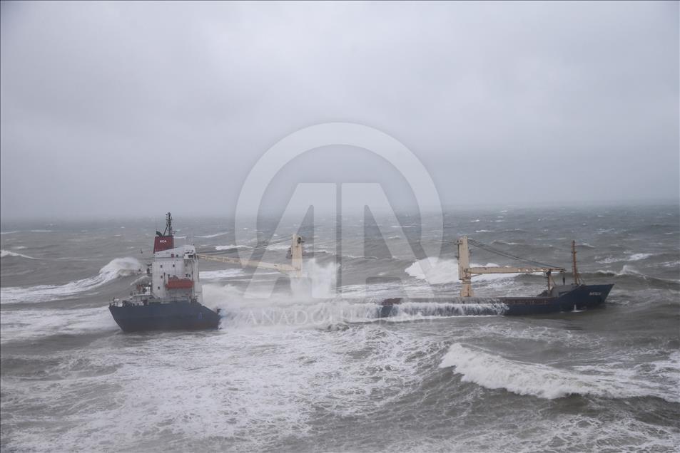 Turkey: Cargo ship runs aground in stormy Black Sea