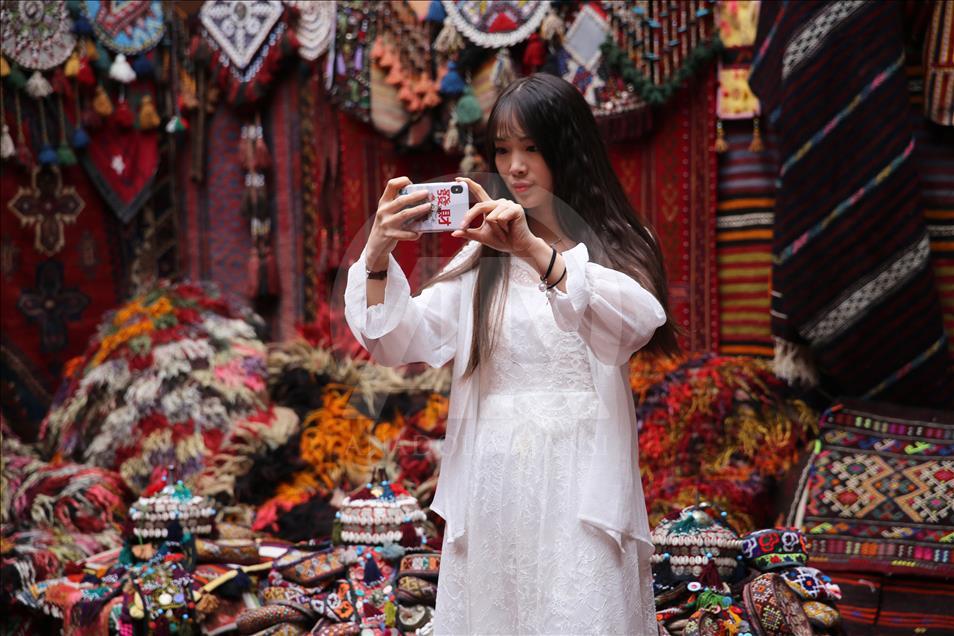 Authentic carpet shop grabs tourists in central Turkey