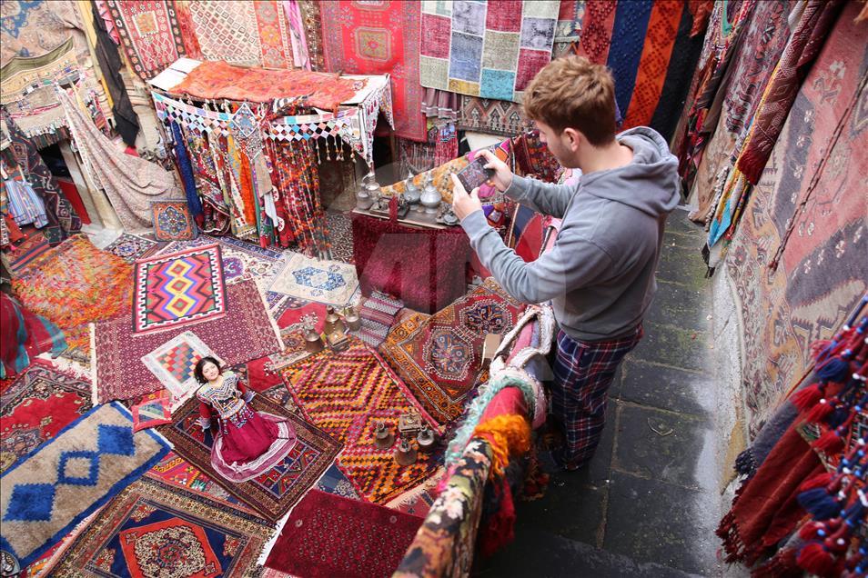 Authentic carpet shop grabs tourists in central Turkey