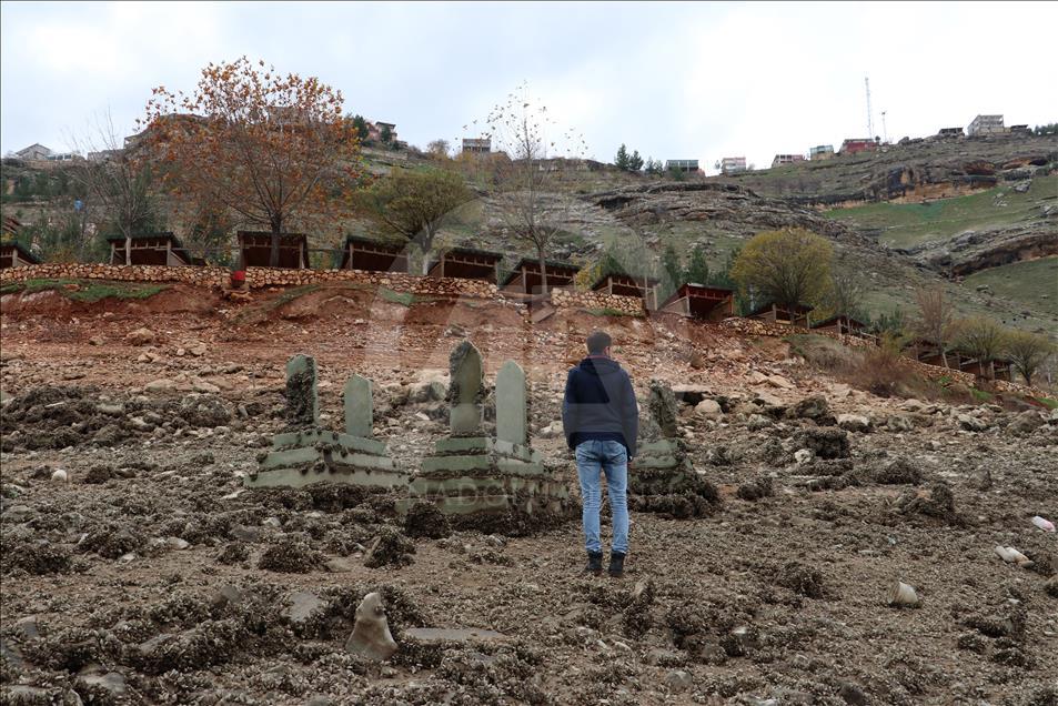 Yıllar önce sular altında kalan köyleri ortaya çıktı