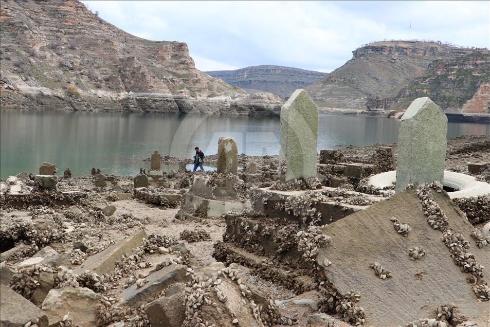 Yıllar önce sular altında kalan köyleri ortaya çıktı