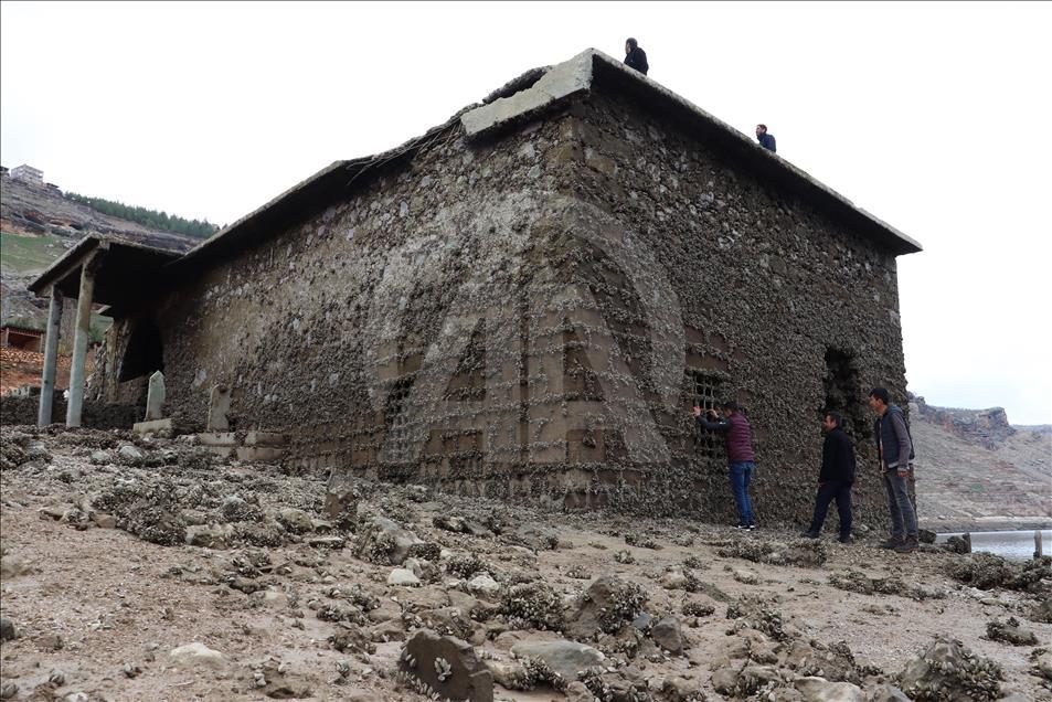 Yıllar önce sular altında kalan köyleri ortaya çıktı