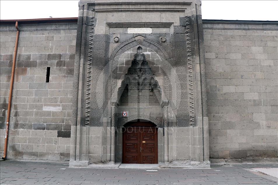 Kayseri'nin "beşi bir yerde" medreseleri, sosyal hayatın hizmetinde