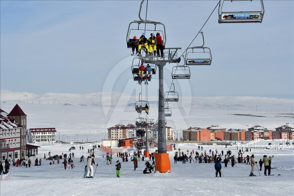 Dubaili turistlerin Cıbıltepe'de atlı kızak keyfi