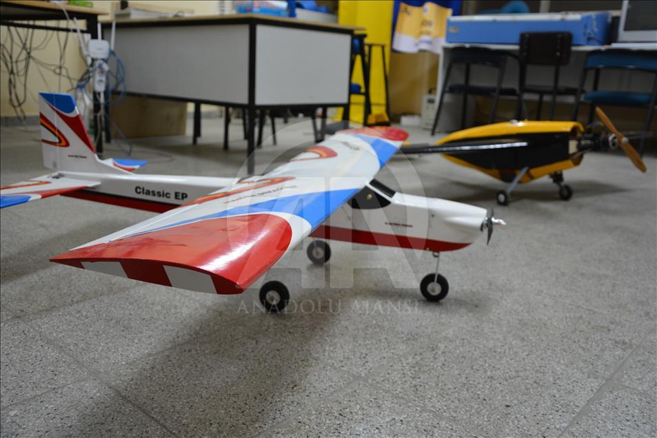 بروفيسور تركي يحقق حلمه في تصميم 100 نموذج طائرة
