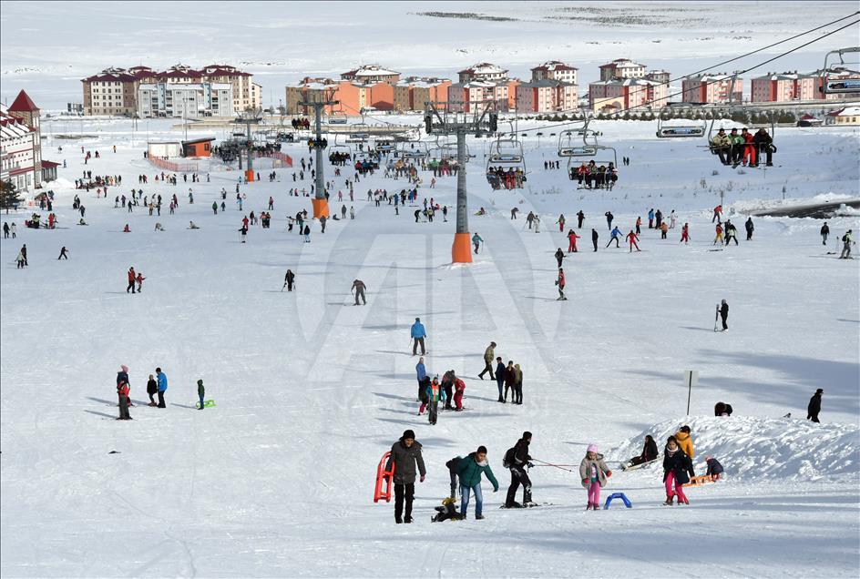 Dubaili turistlerin Cıbıltepe'de atlı kızak keyfi