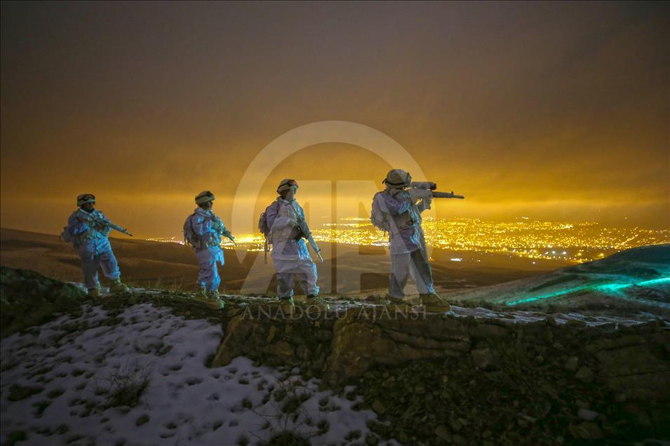 Gendarmería turca durante el solsticio de invierno en Van, Turquía 