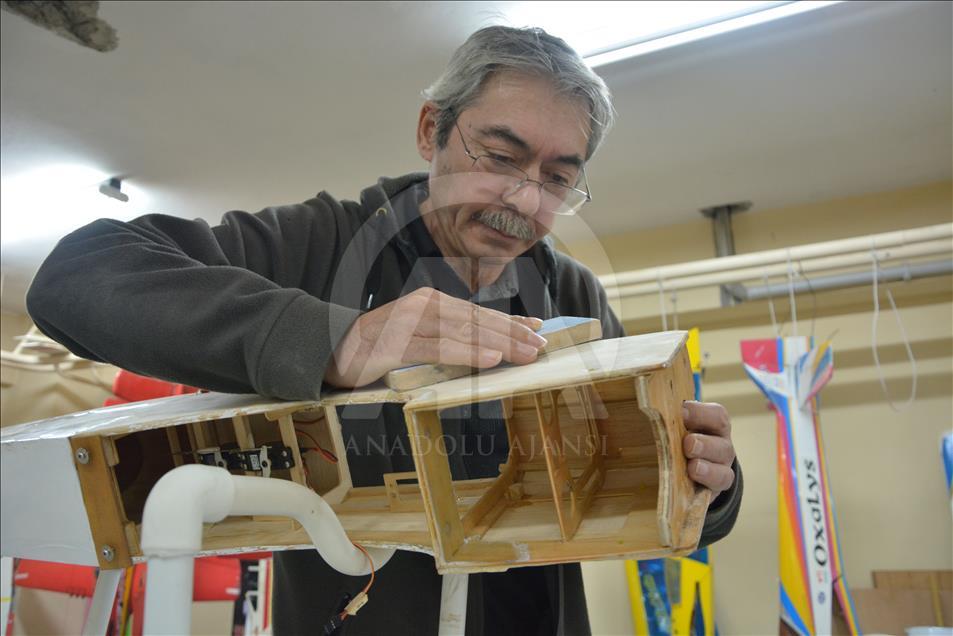 بروفيسور تركي يحقق حلمه في تصميم 100 نموذج طائرة
