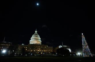 Вашингтон: Украсена и осветлена божиќната елка пред зградата на Конгресот